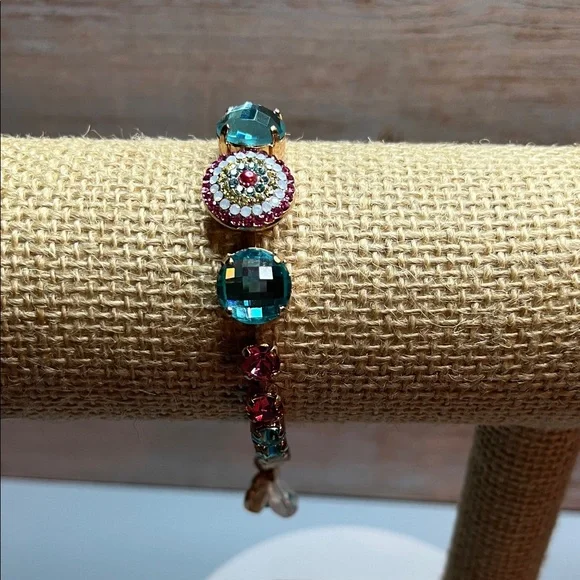 Mariana Gold Bracelet sparkling with Czech and Austrian crystals - Picture 3 of 8